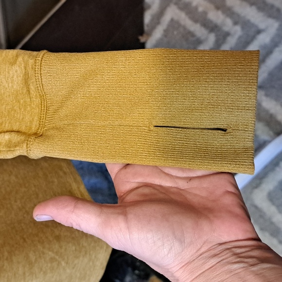 GO FOR THE GOLD!!!Nike dry fit top with thumb holes - Picture 2 of 3